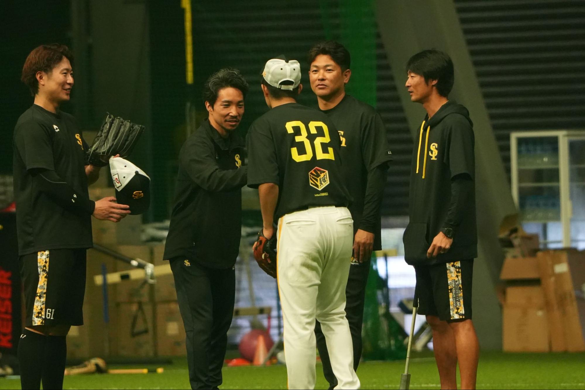 伴元裕メンタルパフォーマンスコーチとグータッチする柳町達【写真：冨田成美】