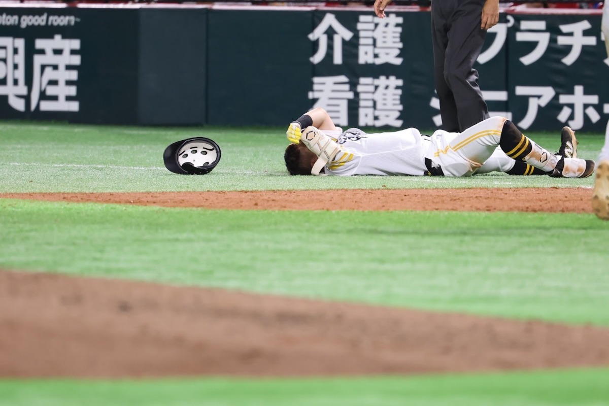 一塁塁審と激突しグラウンドに倒れ込む中村晃【写真:加治屋友輝】