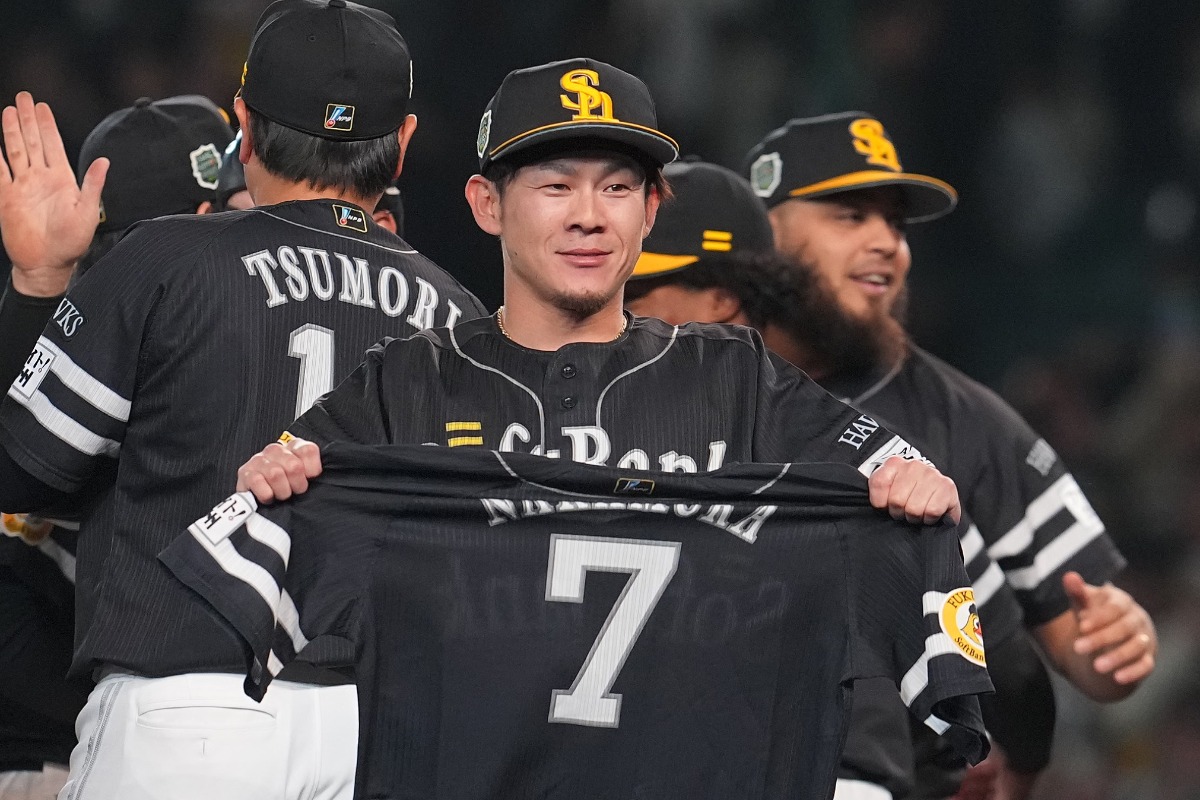 中村晃のユニホームを掲げる牧原大成【写真提供：産経新聞社】