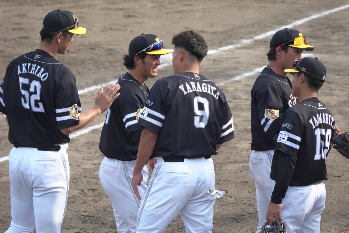 ハイタッチする大友宗（左から2番目）【写真：竹村岳】