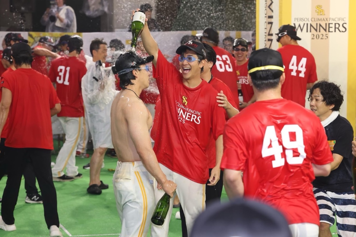 シャンパンファイトで野村勇と楽しむ柳町達【写真：加治屋友輝】