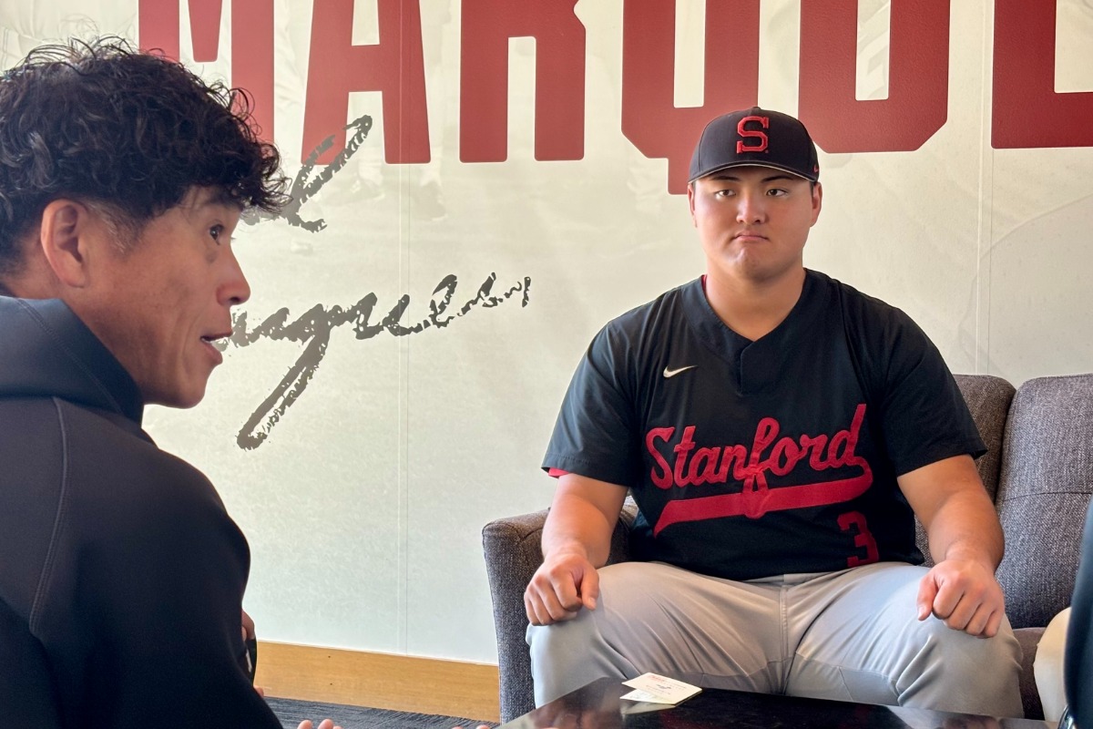 城島健司CBOから指名挨拶を受けるスタンフォード大・佐々木麟太郎（右）【写真提供：福岡ソフトバンクホークス】