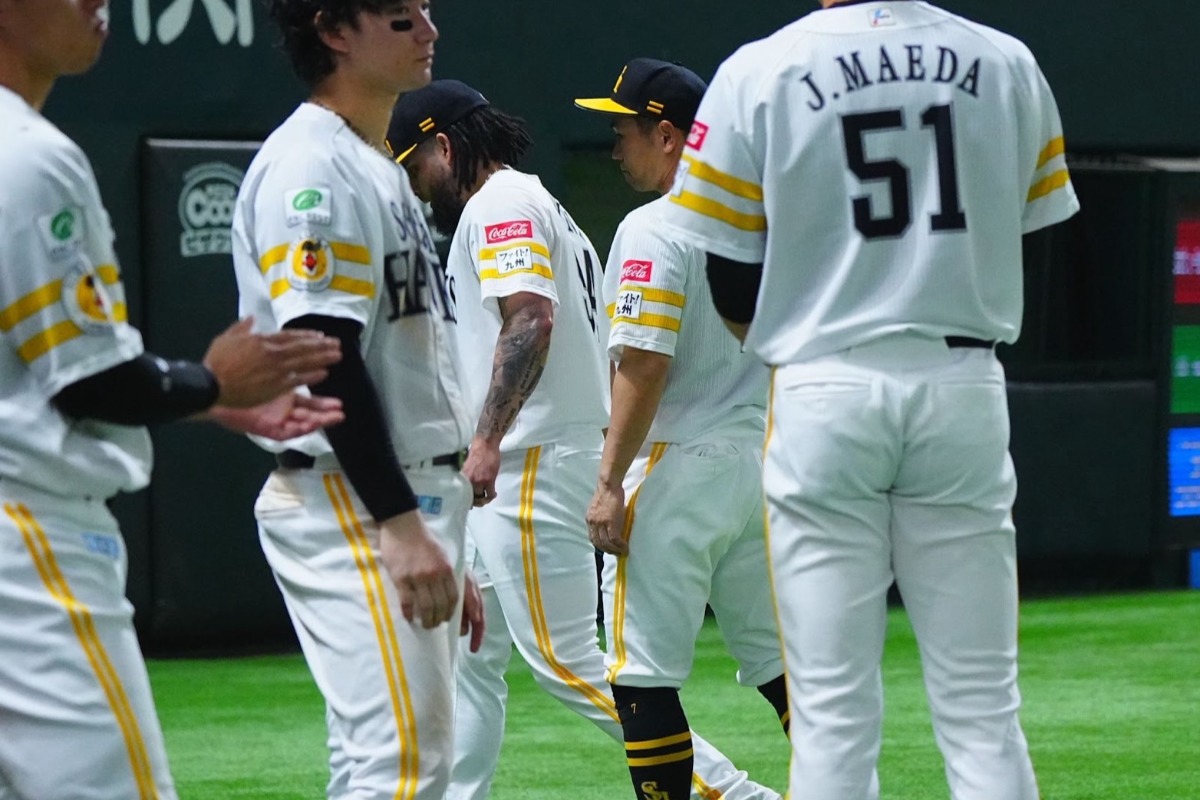 4月17日の楽天戦で逆転を許しベンチへと戻るロベルト・オスナ【写真：荒川祐史】