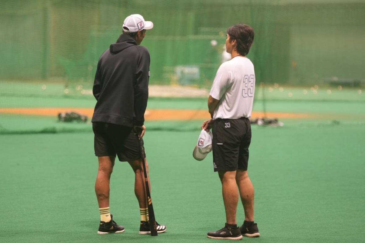 斉藤和巳3軍監督（左）、廣瀬隆太【写真：森大樹】