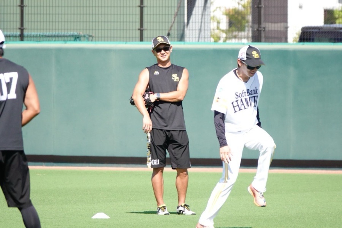 練習を見つめる奥村政稔コーチ【写真：竹村岳】
