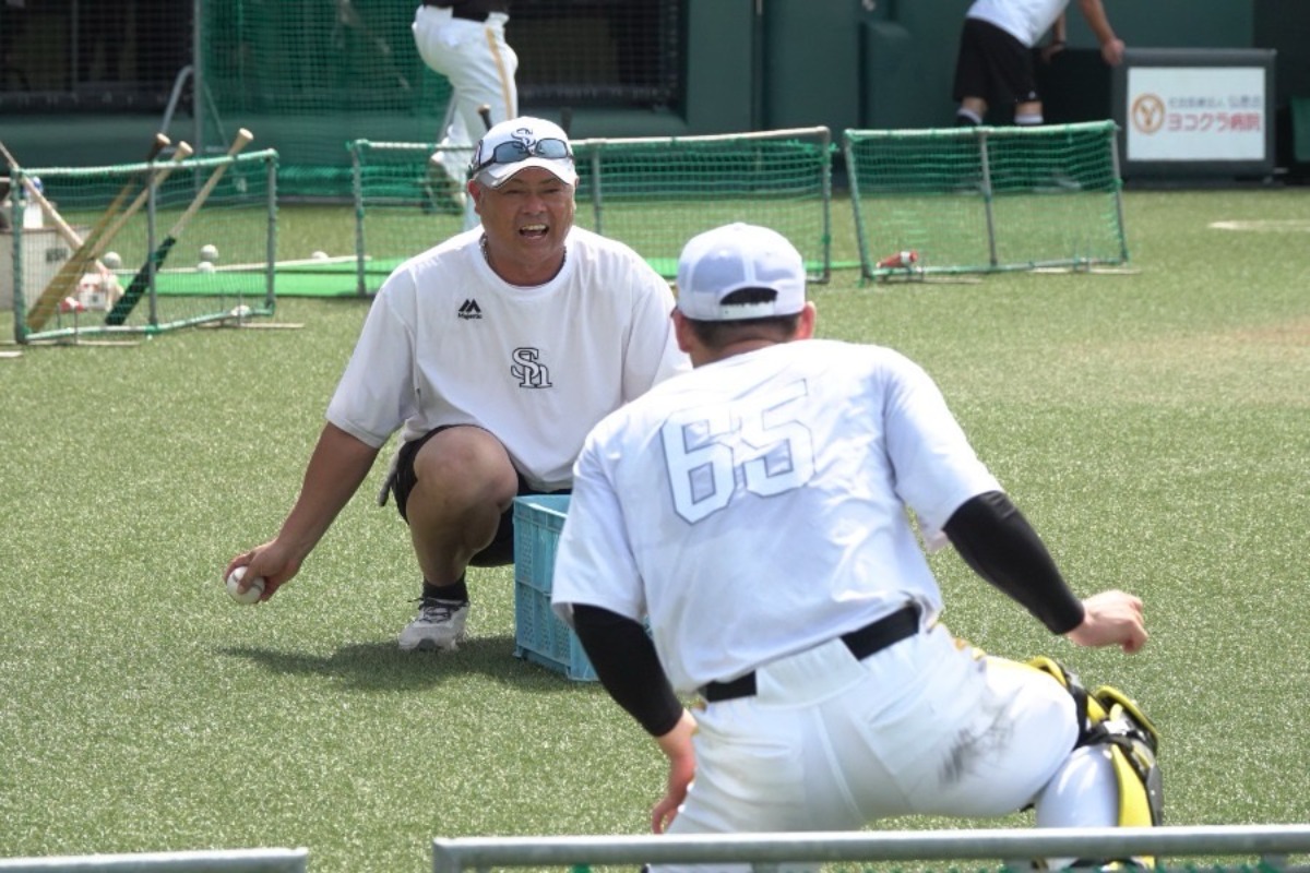 藤田悠太郎と練習に励む細川亨コーチ（左）【写真：竹村岳】