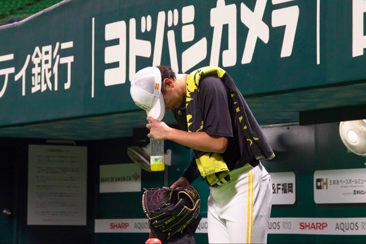 グラウンドに一礼する東浜巨【写真：竹村岳】