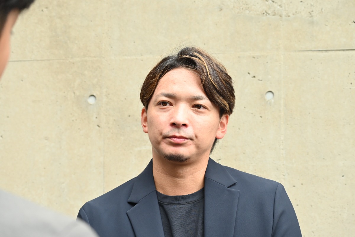 取材に対応する東浜巨【写真：長濱幸治】