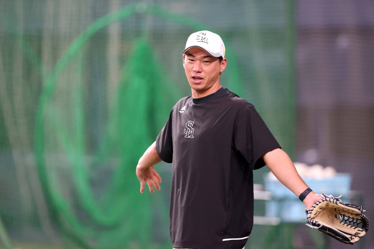 長谷川勇也打撃コーチ兼スキルコーチ【写真：栗木一考】