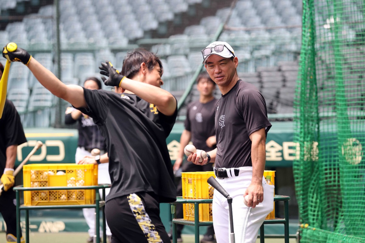 柳町達のティー打撃を見つめる長谷川勇也打撃コーチ兼スキルコーチ【写真：栗木一考】