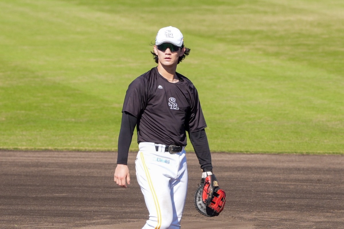 一塁の守備練習を行う正木智也【写真：森大樹】