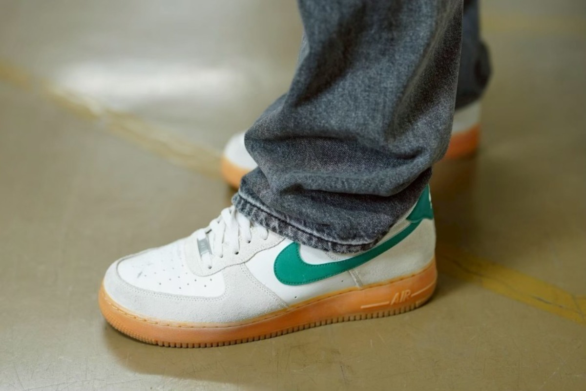 正木智也のスニーカー【写真：荒川祐史】