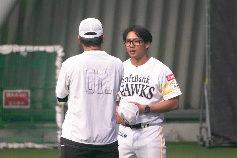 大越基4軍監督と勝永将史SC【写真：竹村岳】
