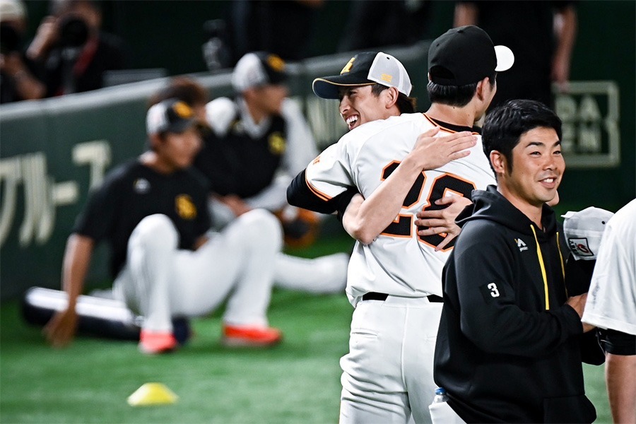 周東佑京とハグする高橋礼【写真：中戸川知世】