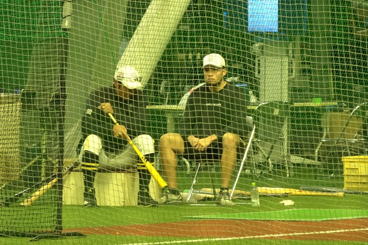 斉藤和巳3軍監督（左）、宮里優吾【写真：森大樹】