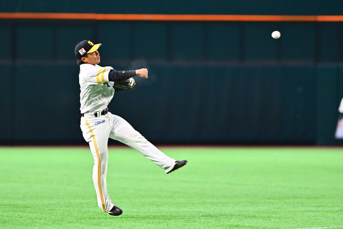 遊撃を守る野村勇【写真：古川剛伊】