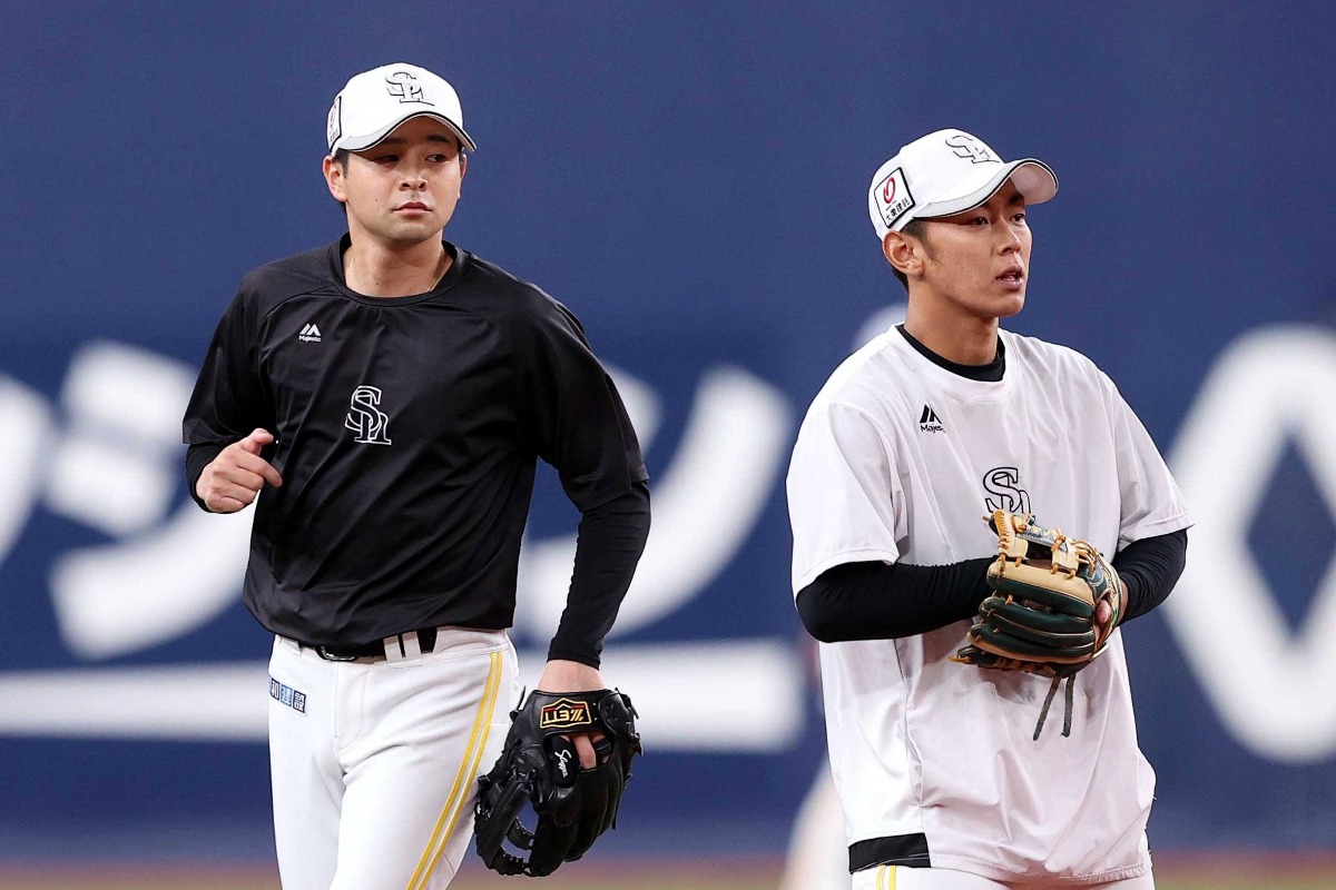 川瀬晃（左）、今宮健太【写真：栗木一考】