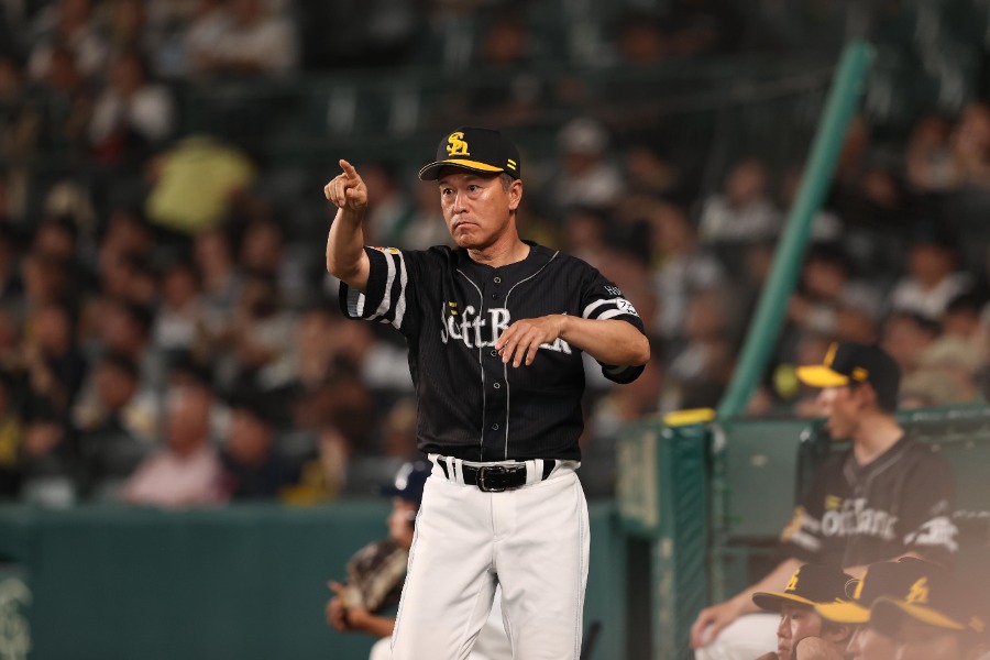 大西崇之外野守備走塁兼作戦コーチ【写真：栗木一考】