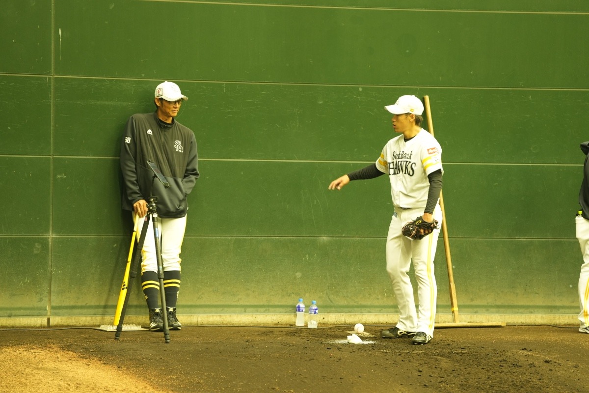 斉藤和巳監督（左）と岩崎峻典【写真：森大樹】