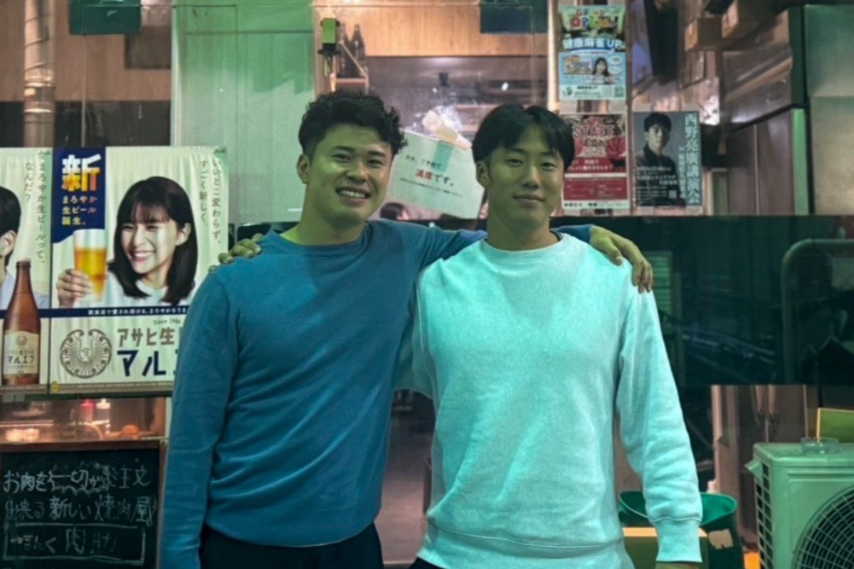 2人で食事をした松本晴（左）と宮崎颯【写真提供：松本晴投手】
