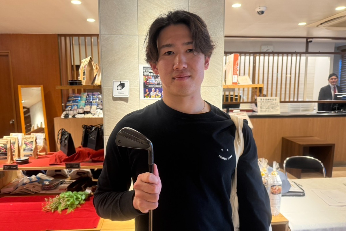 自身へのご褒美として買ったクラブを持つ木村光【写真：川村虎大】
