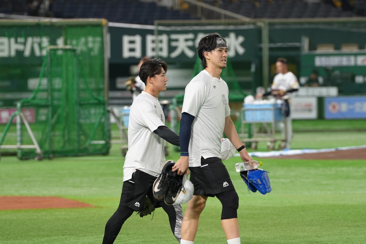 木村光（左）と上沢直之【写真：竹村岳】