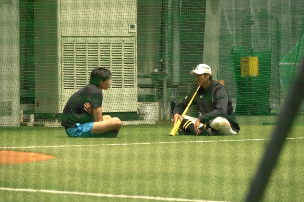 笹川吉康と言葉を交わす斉藤和巳監督【写真：竹村岳】