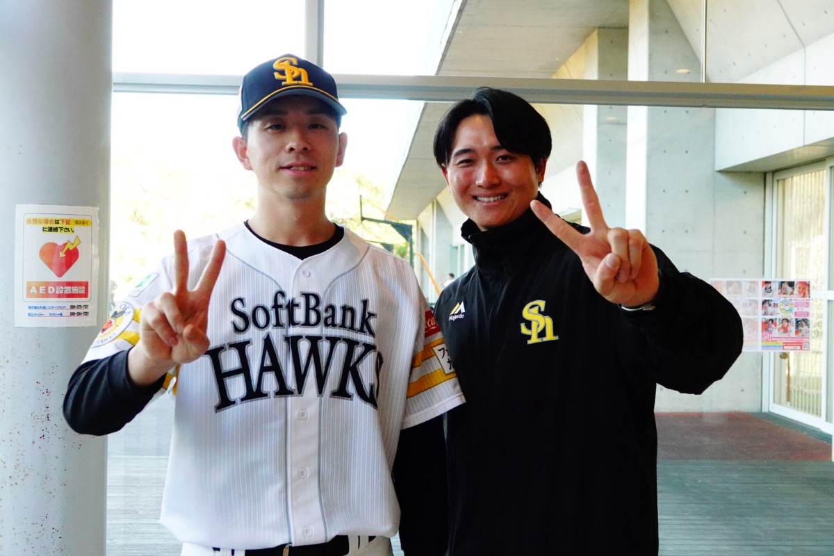 大関友久（左）、高橋純平さん【写真：川村虎大】