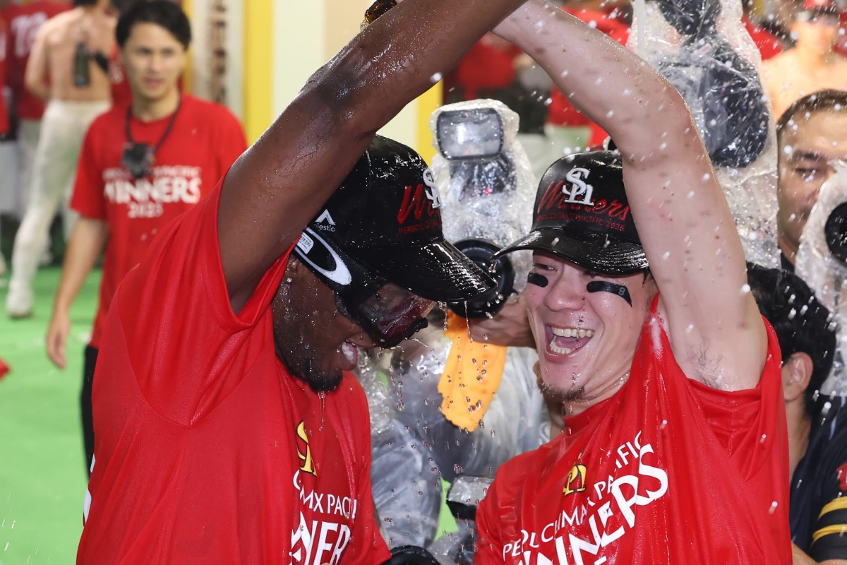 リバン・モイネロと喜びを分かち合う牧原大成【写真：加治屋友輝】