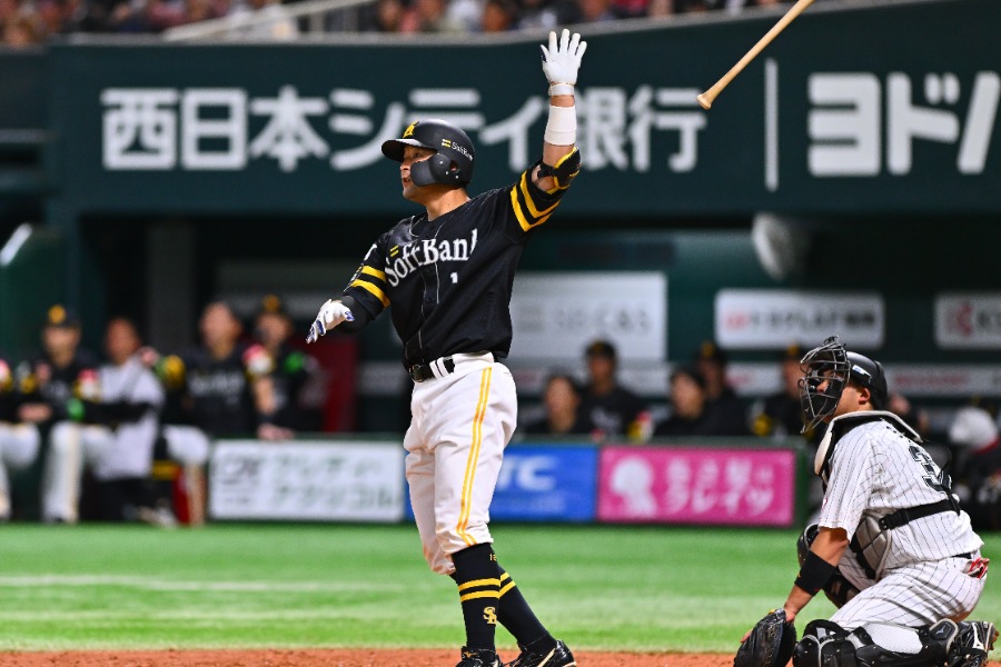 華麗にバットを放り投げる嶺井博希【写真：古川剛伊】