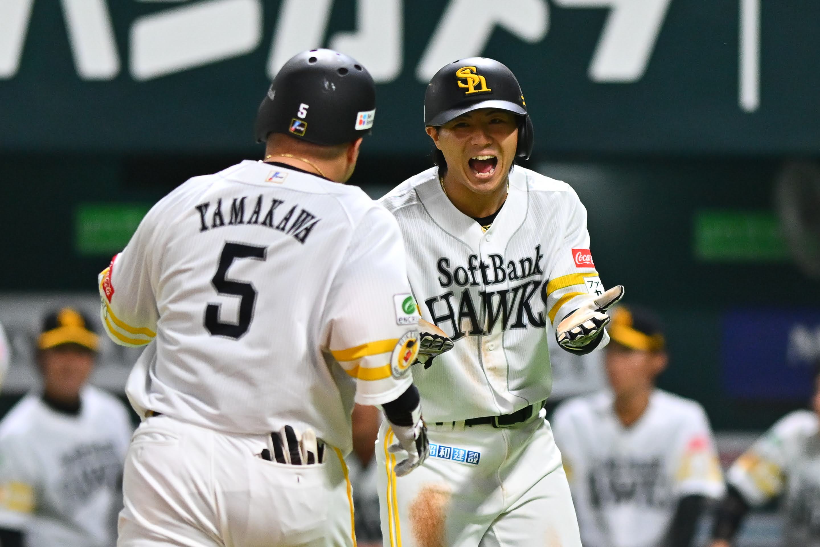 山川穂高(左)を笑顔で迎える佐藤直樹【写真:古川剛伊】
