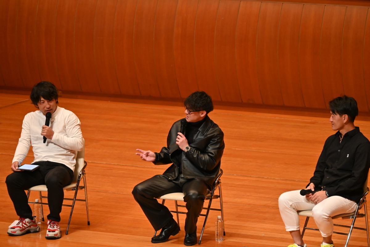 トークショーに参加した牧原大成(中央)【写真:長濱幸治】