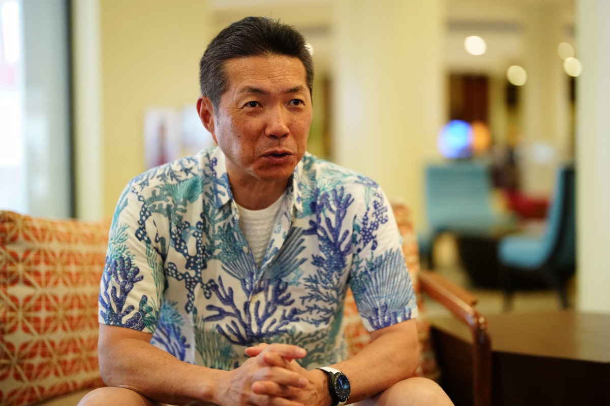 ハワイで単独インタビューに応じる小久保裕紀監督【写真：荒川祐史】