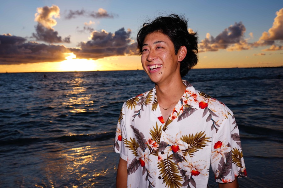 ハワイで撮影に応じた大山凌【写真：荒川祐史】