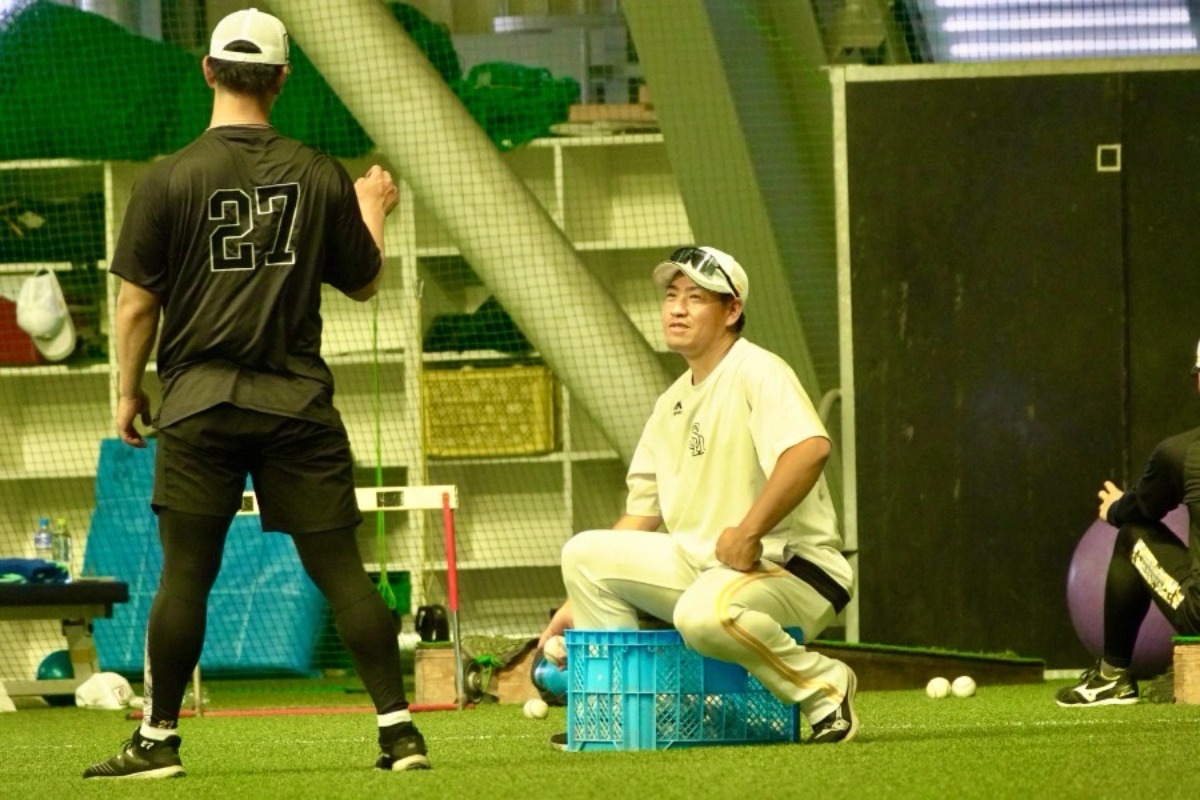 岩井俊介と練習を行う牧田和久コーチ【写真：竹村岳】
