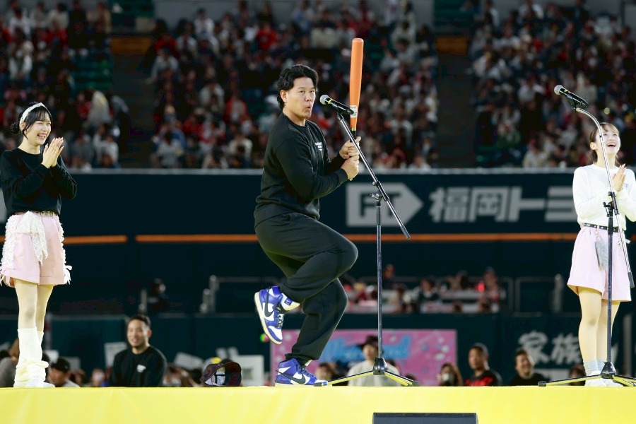 ファンフェスティンバルでモノマネを披露する上茶谷大河【写真：小池義弘】