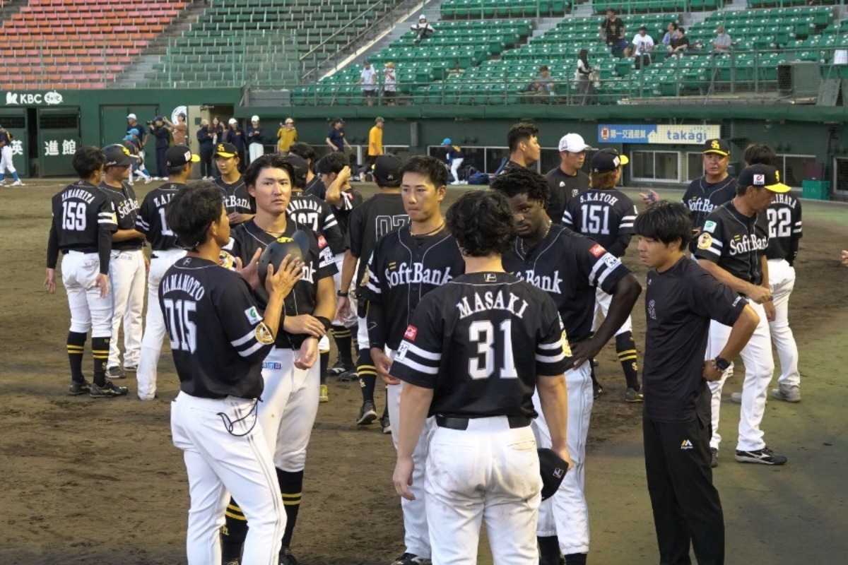 4軍戦を終えてミーティングするホークスナイン【写真：竹村岳】