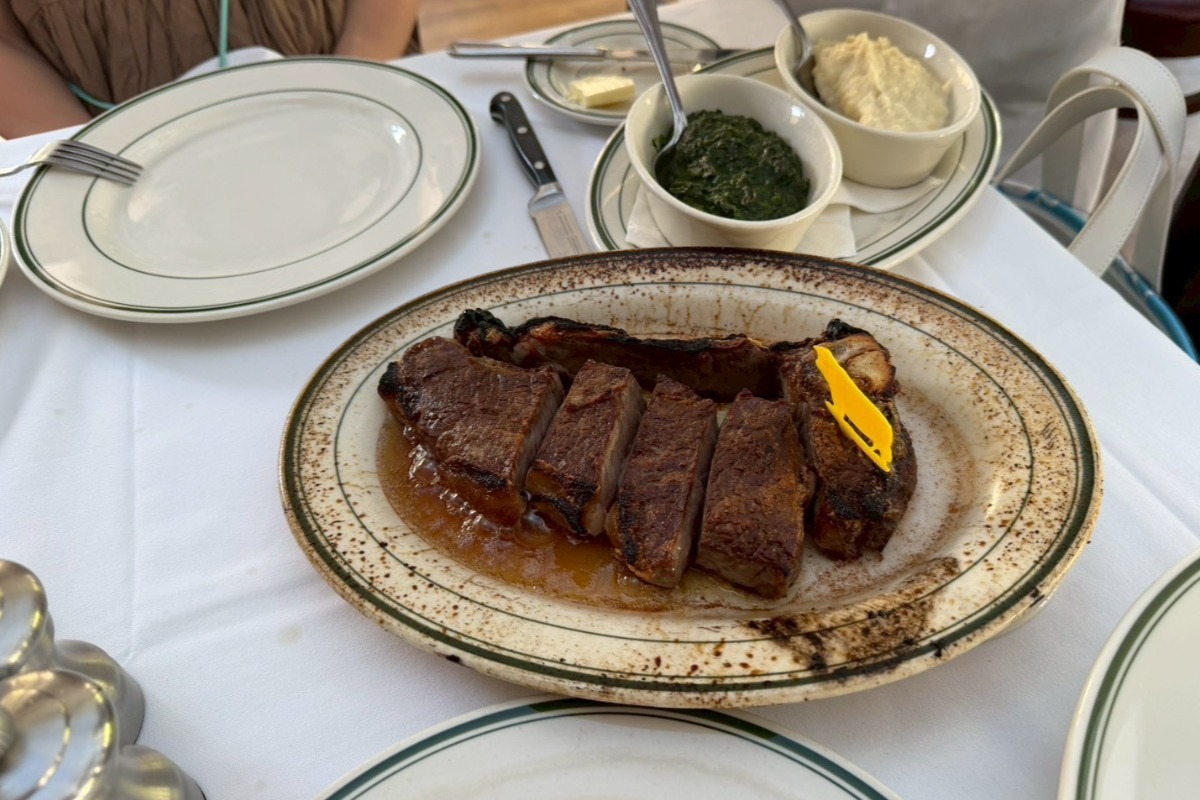 両親にご馳走したウルフギャングのステーキ【写真：本人提供】