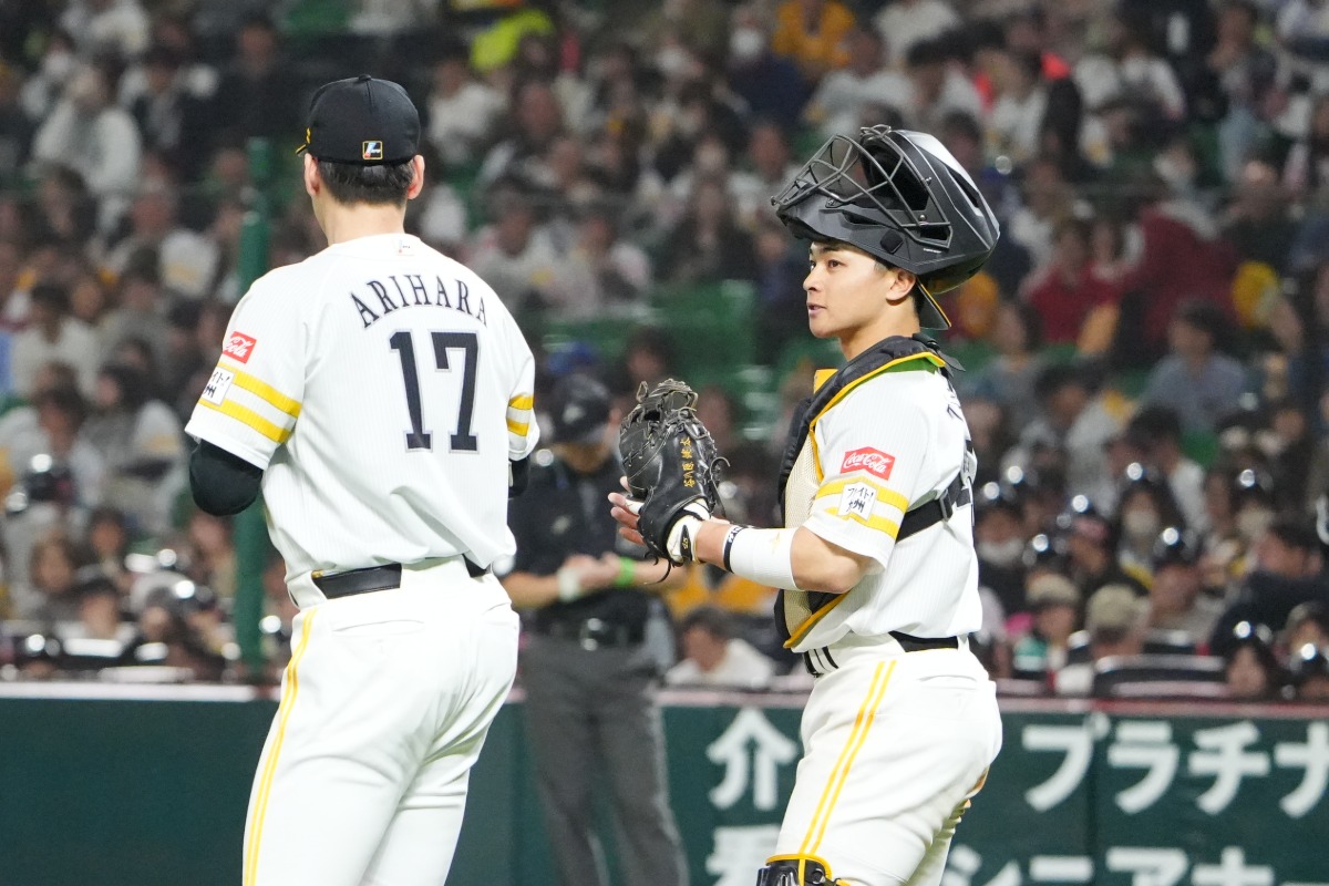 谷川原健太（右）と有原航平【写真：冨田成美】