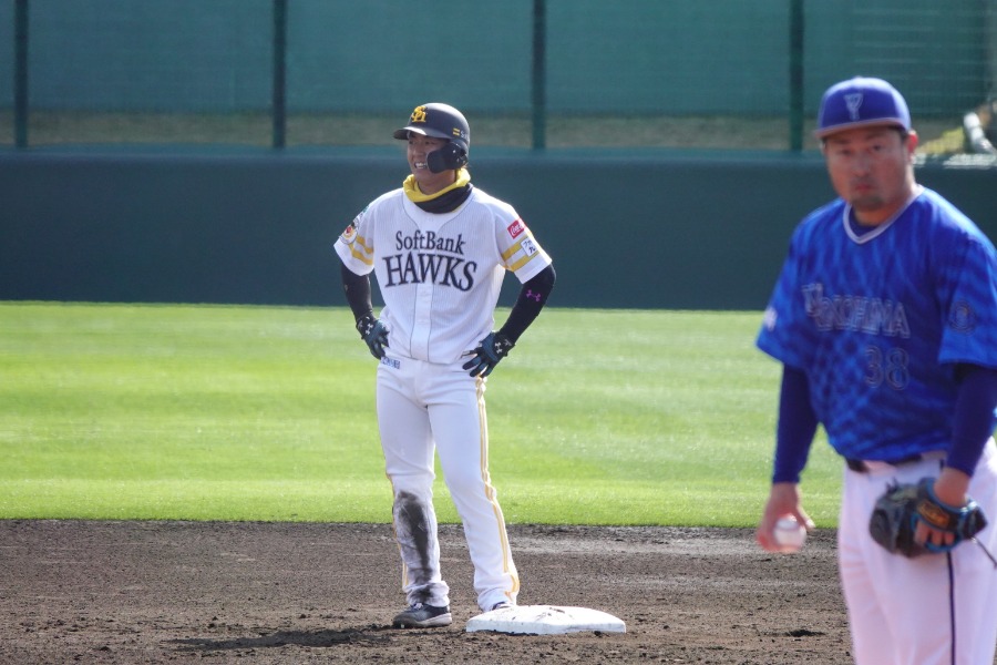 2024年3月のオープン戦で対戦した今宮健太と森唯斗【写真：竹村岳】