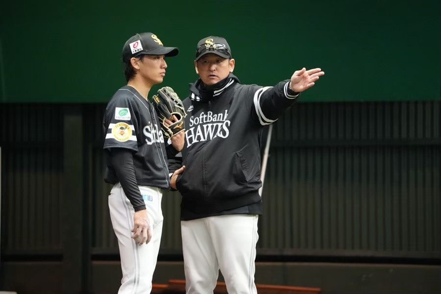 大津亮介に助言を贈る倉野信次投手コーチ【写真：冨田成美】