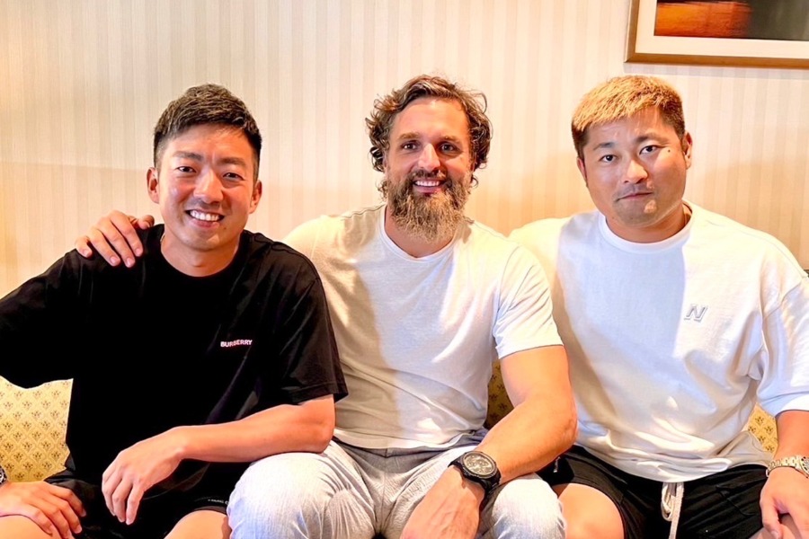 （左から）嘉弥真新也氏、デニス・サファテ氏、森唯斗【写真：嘉弥真新也氏の提供】