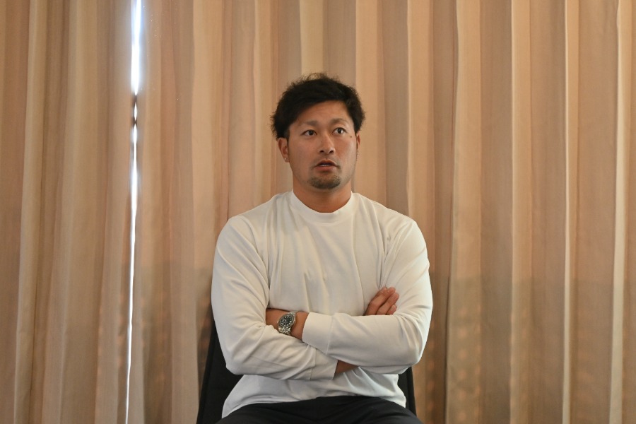 インタビューに応じる森唯斗【写真：長濱幸治】