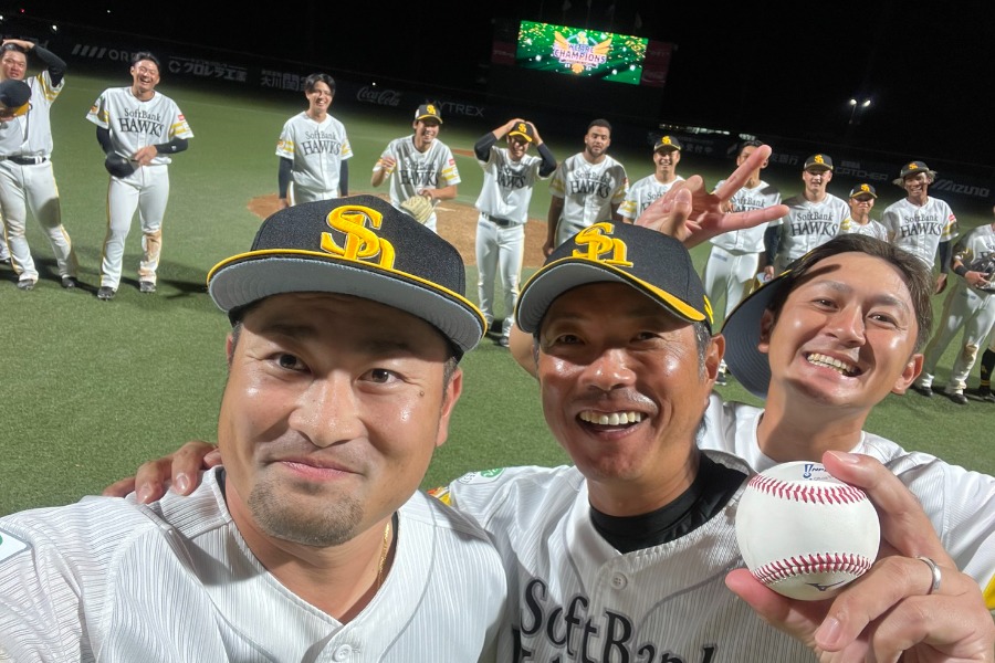 2023年にウエスタン・リーグで優勝し小久保裕紀監督、奥村政稔と記念撮影する森唯斗【写真：森唯斗からの提供提供】