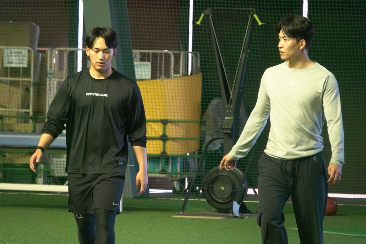 トレーニングを行う前田悠伍（左）と千賀滉大【写真：竹村岳】