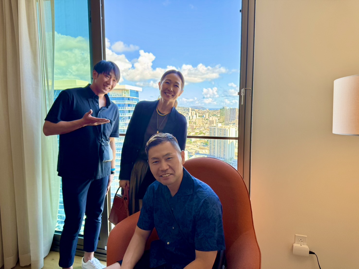 ハワイでの優勝旅行に参加した西田哲朗広報（左）、中村晃、現地のコーディネーター（中央）【写真：西田広報提供】