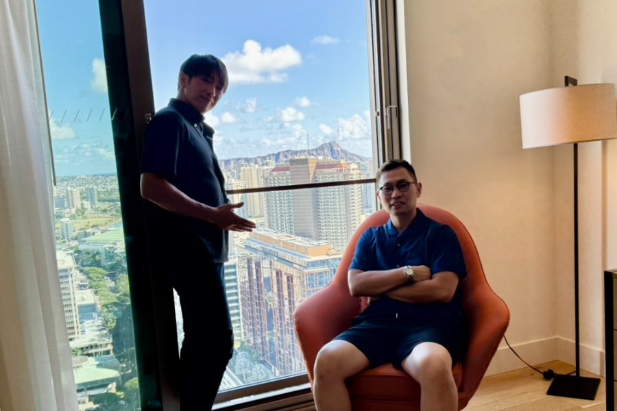 ハワイの優勝旅行に参加した西田哲朗広報と中村晃【写真：西田広報提供】