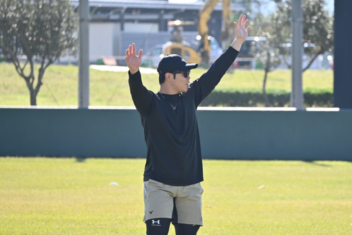 ファンの声援に両手を上げて答える近藤健介【写真：長濱幸治】