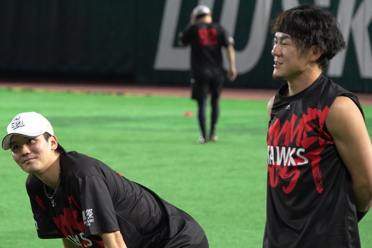 緒方理貢（左）と話す牧原大成【写真：竹村岳】