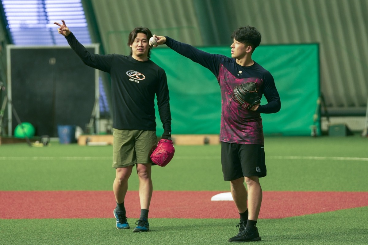 自主トレを行う岡田皓一朗（右）と杉山一樹【写真：森大樹】